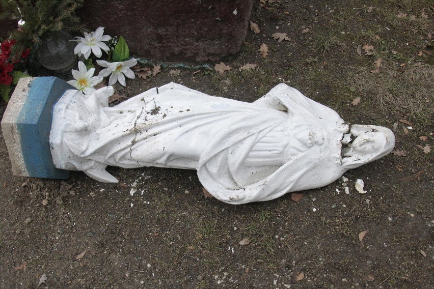 Kilkadziesiąt grobów zniszczonych na legnickim cmentarzu