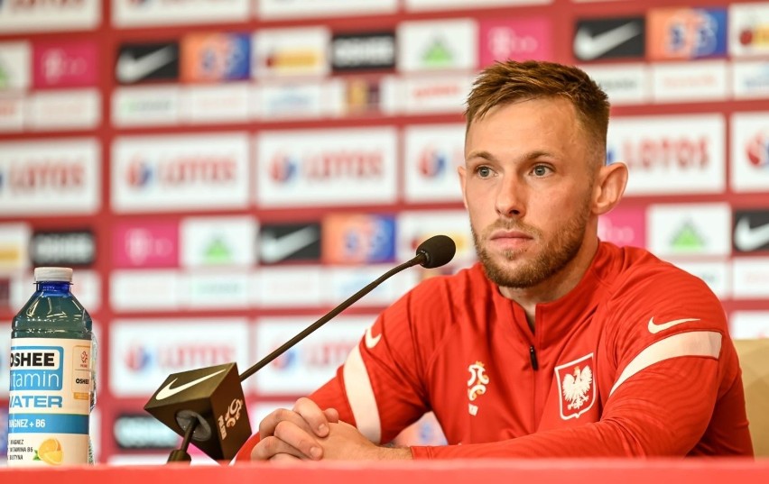 Maciej Rybus na konferencji prasowej na stadionie w Gdańsku