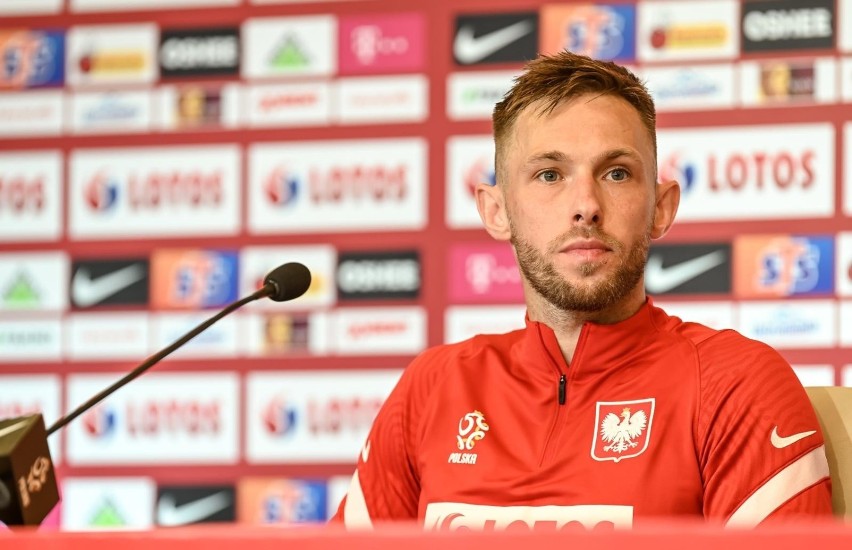 Maciej Rybus na konferencji prasowej na stadionie w Gdańsku