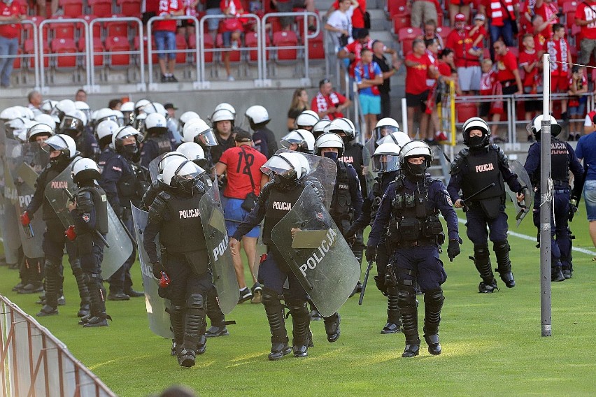 Widzew ukarany za chuligańskie ekscesy kibiców. Zamknięte trybuny na mecz z ŁKS [ZDJĘCIA]