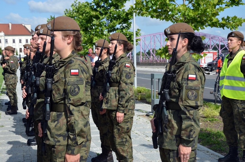 Żołnierze WOT z Dolnego Śląska złożyli przysięgę na bulwarze w Głogowie. Na uroczystości pojawili się też protestujący. Zdjęcia 