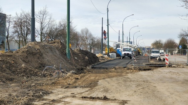 W Dąbrowie Górniczej trwa wymiana całego torowiska tramwajowego i przebudowa układu drogowego na głównej osi komunikacyjnej miasta

Zobacz kolejne zdjęcia/plansze. Przesuwaj zdjęcia w prawo naciśnij strzałkę lub przycisk NASTĘPNE