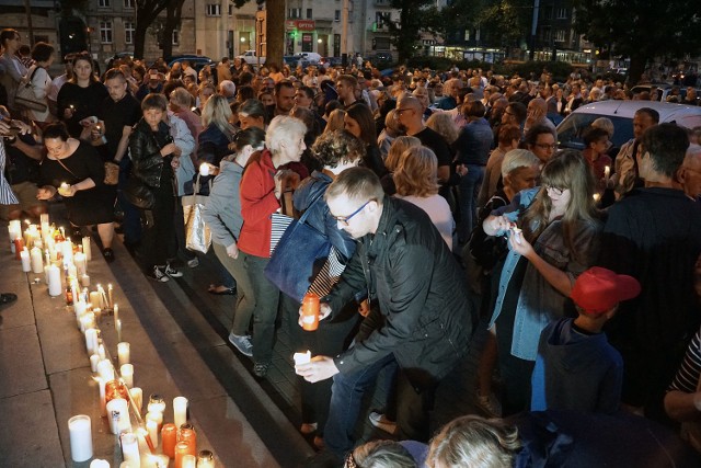 Manifestacja w obronie sądów na placu Dąbrowskiego w Łodzi