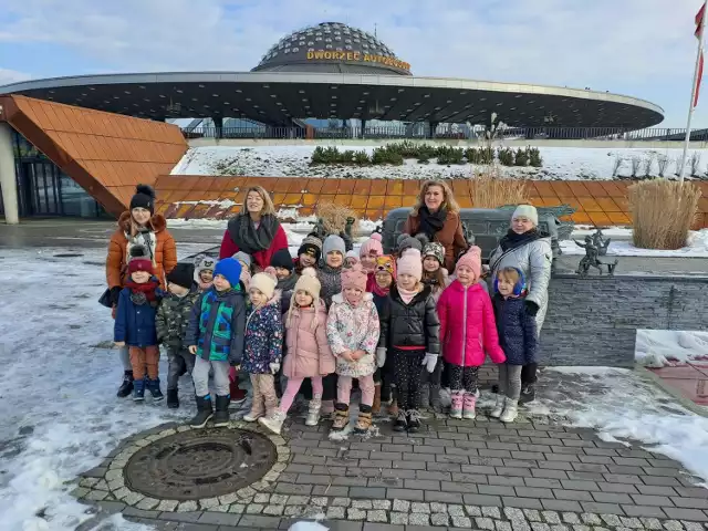 Dzieci z Przedszkola Samorządowego numer 42 w Kielcach zwiedzały Dworzec Autobusowy w ramach zajęć z cyklu "Czym skorupka za młodu nasiąknie.." organizowanych przez Urząd Miasta.

Zobacz zdjęcia