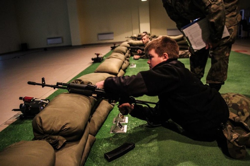 Żołnierze uczyli harcerzy strzelać z karabinów szturmowych
