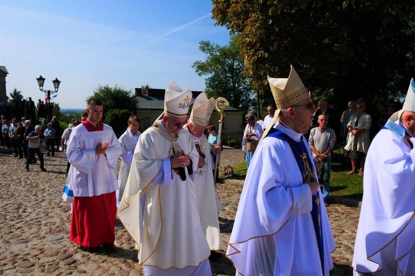 Chełm. Wierni z różami uczestniczyli w  uroczystej sumie odpustowej w chełmskiej bazylice. Zobacz zdjęcia