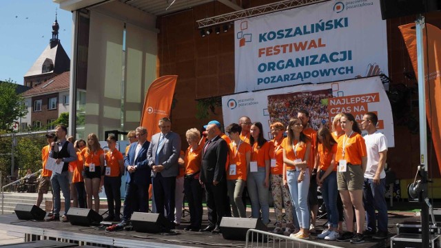 Wczoraj na Rynku Staromiejskim odbyła się kolejna edycja Koszalińskiego Festiwalu Organizacji Pozarządowych. Na mieszkańców czekało wiele atrakcji: ponad 60 lokalnych organizacji, warsztaty kulinarne, koncerty, zawody sportowe, akcja krwiodawstwa, pokazy sprzętu, loterie, food trucki i mnóstwo innych atrakcji dla mieszkańców w każdym wieku. Zagrali 4P, Brass Konstrukcja i Harc-Band. Gościem specjalnym Festiwalu był kucharz Grzegorz Łapanowski, który poprowadził pokaz gotowania oraz warsztaty kulinarne.

