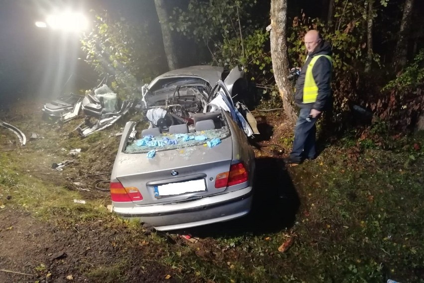 Radomsko: wypadek na drodze krajowej nr 42. Nie żyje kierowca [ZDJĘCIA]