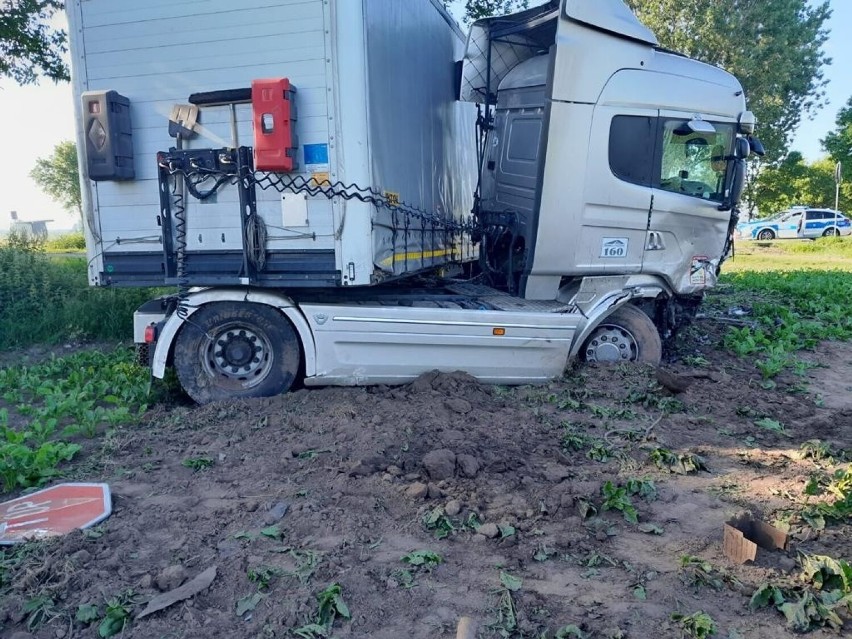 Tragedia na drodze w powiecie tomaszowskim. Kierowca ciężarówki zignorował znak STOP. Zginęła jedna osoba