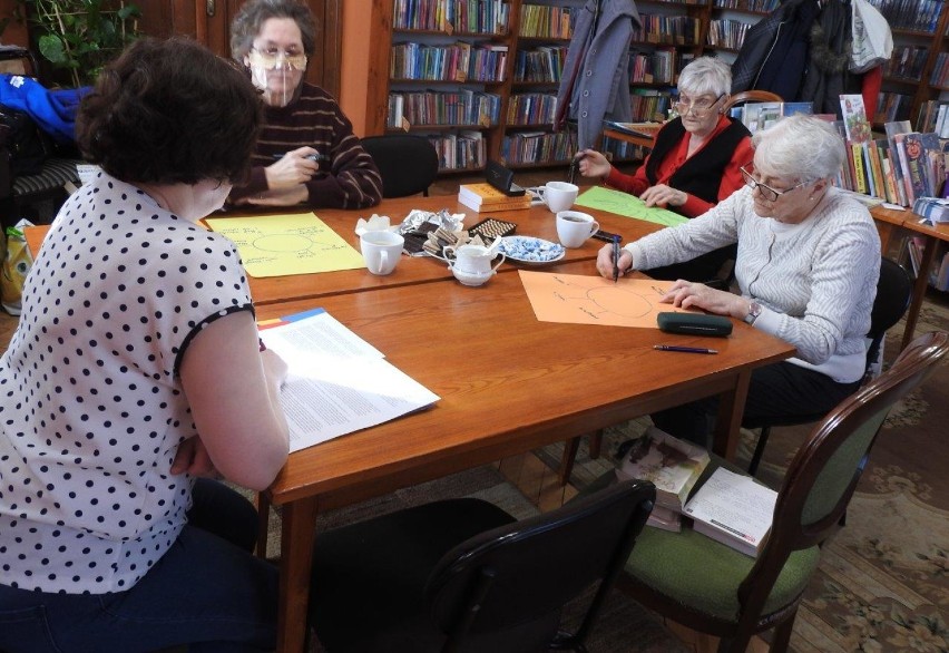 Dyskusyjny Klub Książki w bibliotece w Pruszczu. Spotkania dla młodzieży i dorosłych