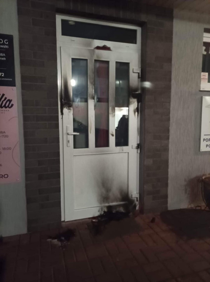 Chuligan popalił drzwi w budynku usługowo-mieszkalnym w...