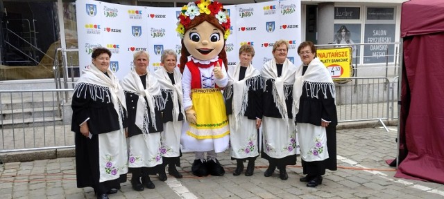 Zespół Ligockie Wrzosy z Ligoty Prószkowskiej wykonuje tradycyjne pieśni śląskie