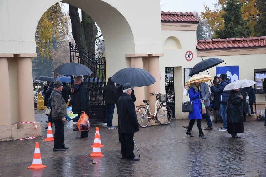 Dzień Wszystkich Świętych w Skierniewicach upływał w...