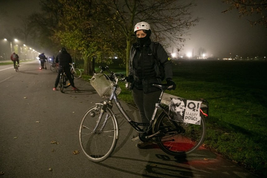 Walka kobiet trwa. W Krakowie odbył się protest rowerowy [ZDJĘCIA]