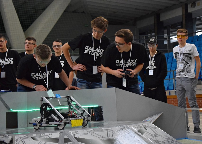 Lubelskie: Liga Robotyki. Drużyny uczniów stoczyły pojedynek robotów na kosmicznej arenie (ZDJĘCIA, WIDEO)