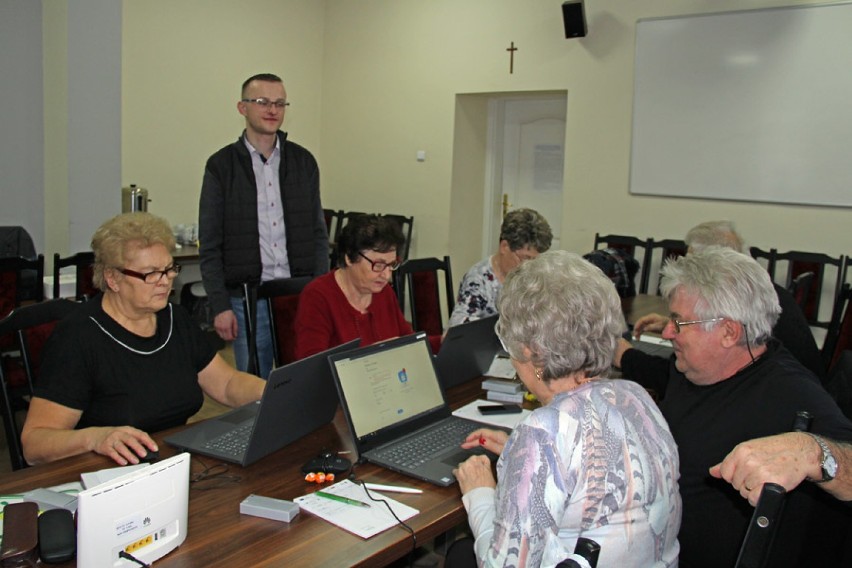Projekt "Cyfrowa Wielkopolska" ruszył w Witkowie. Seniorzy uczą się obsługi komputerów, tabletów i smartfonów  