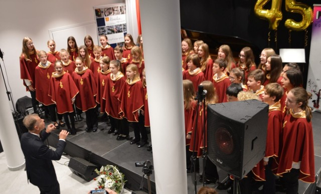Jubileuszowy koncert rozpoczął chór szkolny pod dyrekcją Waldemara Kacperskiego