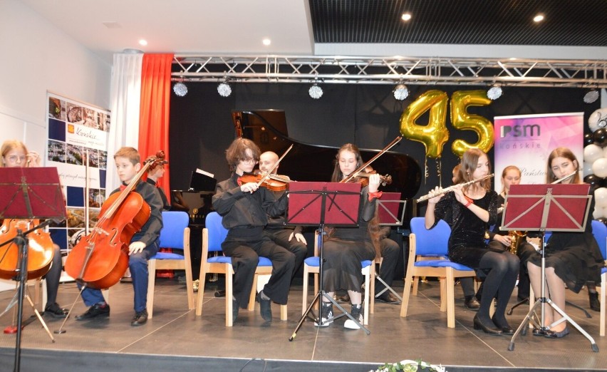 Szkoła Muzyczna w Końskich ma 45 lat. W czwartek jej uczniowie i nauczyciele zagrali na pięknym jubileuszowym koncercie. Zobacz zdjęcia