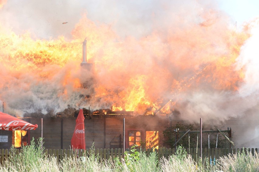 Karczma Siwy Dym w Łysomicach pod Toruniem doszczętnie spłonęła. Pożar gasiło prawie stu strażaków [wideo, zdjęcia]