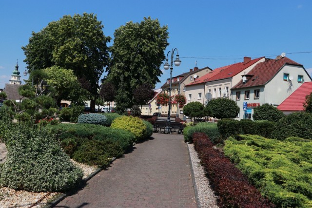 Centralnym punktem Pszczewa jest rynek, na którym  odbywają się m.in. znane w regionie jarmarki rękodzieła ludowego. Możemy tam odpocząć na ławeczkach wśród krzewów ozdobnych, a historię miejscowości poznamy w muzeum Dom Szewca.