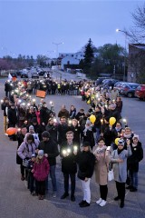 Łańcuch światła z wykrzyknikiem w Międzychodzie, czyli sprzeciw mieszkańców wobec obecnej polityki edukacyjnej w Polsce