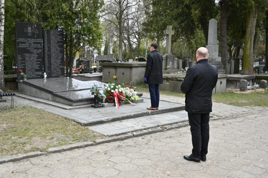 Częstochowa: 80. rocznica Zbrodni Katyńskiej. Przedstawiciele władz Częstochowy złożyli kwiaty na Placu Katyńskim