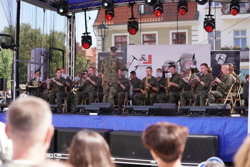 W sobotę (12.08.2023 r.) w Gniewie odbył się piknik wojskowy...