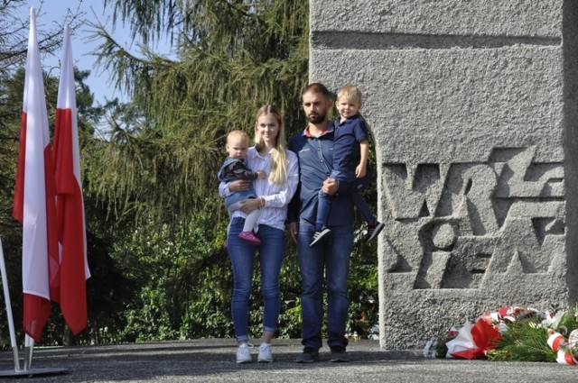 Pod pomnikiem w Rajsku odbyły się uroczystości z okazji 82. rocznicy bitwy stoczonej przez polskich żołnierzy z niemiecką dywizją pancerną.  Wśród uczestników był m.in. prawnuk z rodziną – podporucznika Zygmunta Reimschüssla, dowódcy II plutonu 3. Kompanii Obrony Narodowej „Kęty”, który zginął w tym starciu