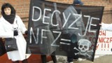 Protest przed łódzkim NFZ. A na transparentach &quot;Narodowy Fundusz Zagłady&quot;...