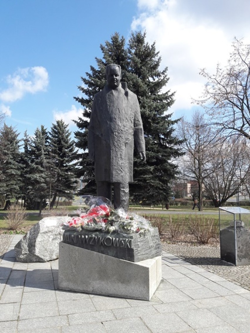 Złożyli kwiaty pod pomnikiem inżyniera Jana Wyżykowskiego 