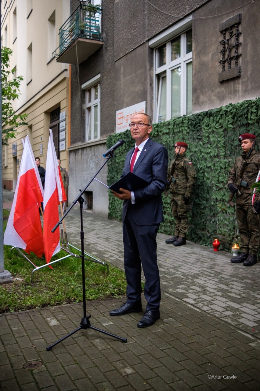 Tarnów. W czasie okupacji była tu katownia Gestapo. W środę upamiętniono w tym miejscu ofiary II wojny światowej [ZDJĘCIA]