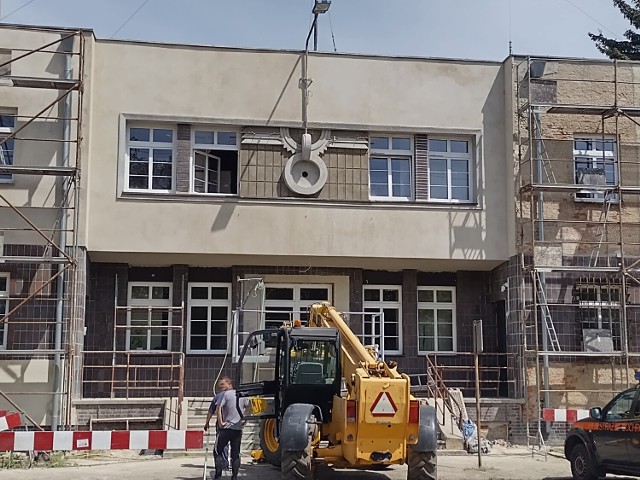 Zakres prac remontowych obejmuje m.in. renowacje zabytkowej elewacji dworca w Karsznicach