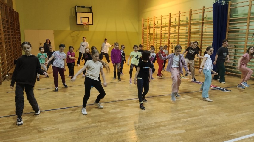 Młodzi tancerze podczas treningu