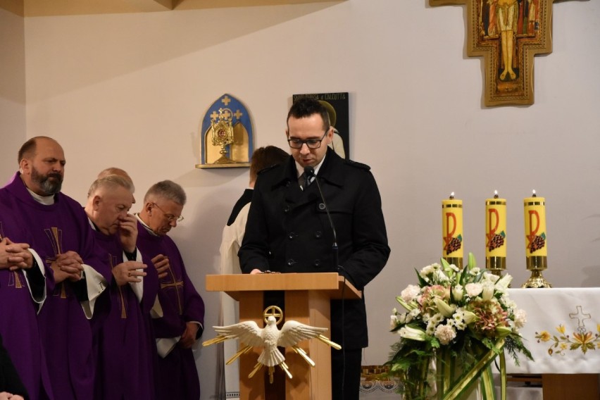 Wierni pożegnali proboszcza parafii Świętego Karola Boromeusza w Wejherowie. Pogrzeb ks. Piotra Lewańczyka [ZDJĘCIA]
