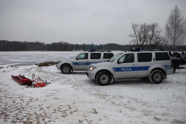Błyskawiczna reakcja funkcjonariuszy z komisariatu wodnego uratowała 36-latka przed utonięciem