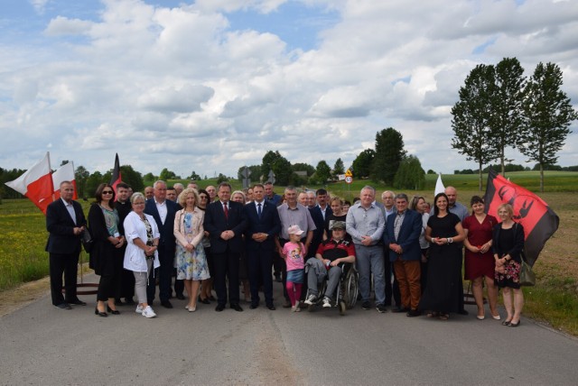W uroczystym otwarciu drogi wziął udział poseł Jarosław Zieliński, lokalni samorządowcy oraz mieszkańcy wsi przez którą przebiega droga