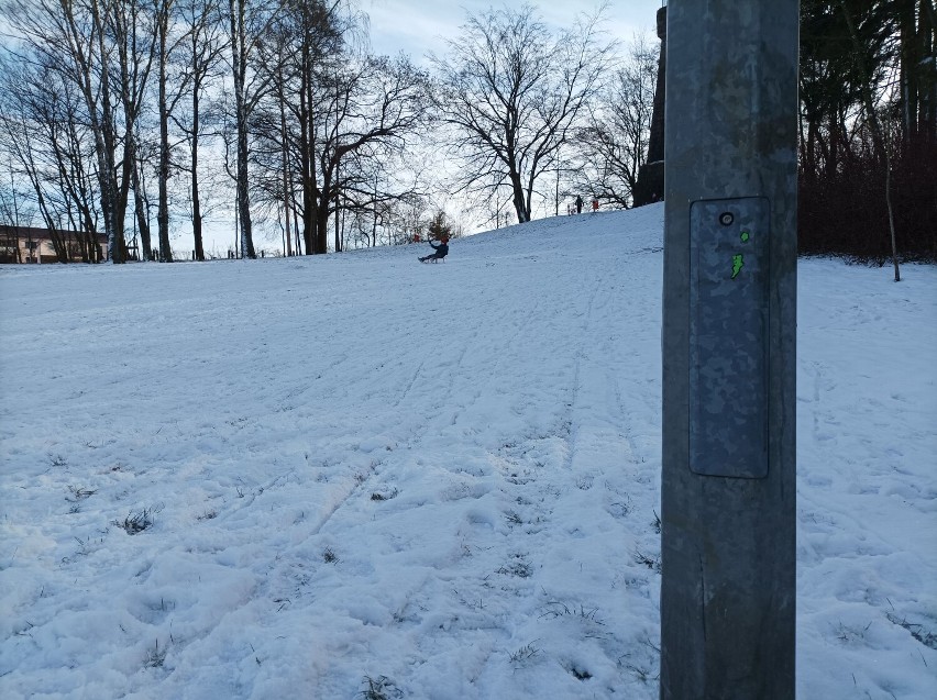 Niebezpiecznie na sankach w Szczecinku. OSiR reaguje [zdjęcia]