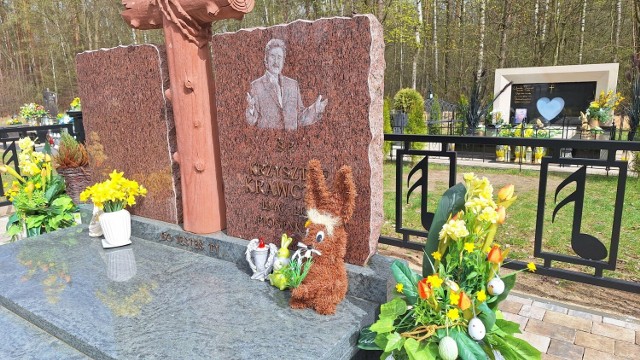 Zajączki i stroiki wielkanocne pojawiły się na grobie Krzysztofa Krawczyka w Grotnikach