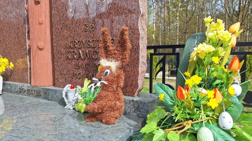 Grób Krzysztofa Krawczyka na cmentarzu w Grotnikach w wielkanocnych dekoracjach ZDJĘCIA