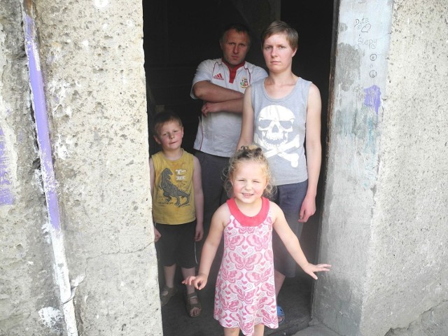 -&nbsp;Nie szukamy sensacji, chcemy tylko dla dziecka jak najlepiej - mówi Wacław Orłowicz, na zdjęciu z żoną Martą, synem Adrianem i córką Żanetą.