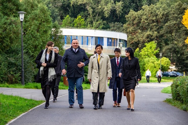 Ważny gość na arenie międzynarodowej odwiedził Park Śląski. Ogród Japoński stanął przed ważnym sprawdzianem - został obejrzany przez Ambasadora Japonii, Akio Miyajima. Jak ocenił nową atrakcję turystyczną delegat?