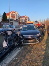 Kraków. Lexus "otarł" się o Hondę i pofrunęły drzwi. Jedna osoba ranna