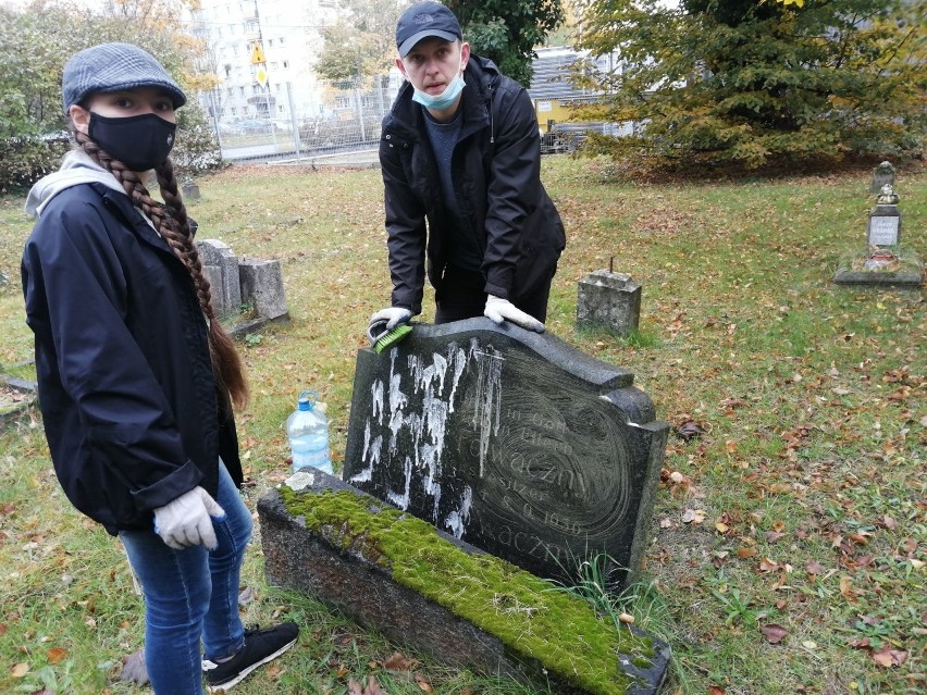 - Z ksiąg wynika, że zostało tu pochowanych około 200 osób....