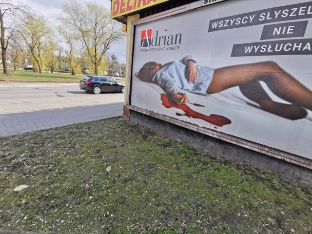 Katowice Kobieta w kałuży krwi na billboardach. To