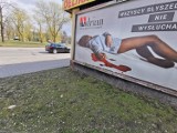 Katowice: Kobieta w kałuży krwi na billboardach. To reklama producenta rajstop