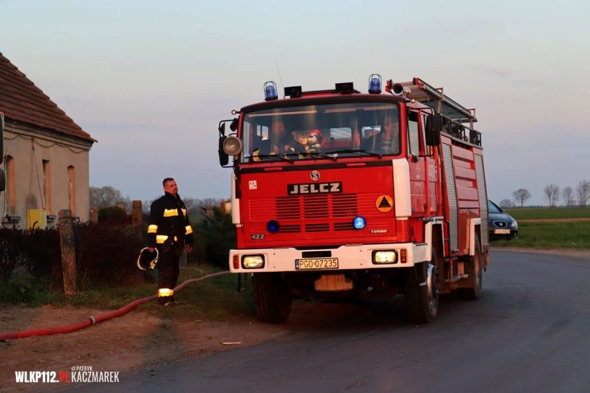 Gmina Kamieniec: Pożar wiaty z maszynami rolniczymi w Lubiechowie 