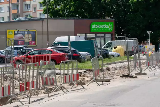 Właściciele osiedlowych sklepów przy ul. Leszczyńskiego w Bydgoszczy mają już dość przedłużającego się remontu ulicy, który odstrasza im klientów