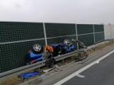 Wypadek na węźle autostradowym w Tarnowie. Samochód rozbił się na barierach energochłonnych [ZDJĘCIA]