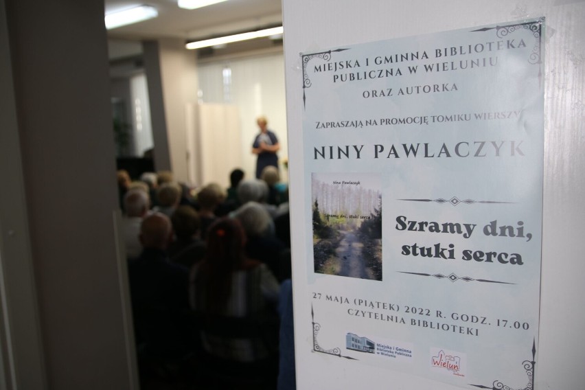 Spotkanie z twórczością Niny Pawlaczyk w wieluńskiej bibliotece. Ukazał się nowy tomik poetki "Szramy dni, stuki serca" ZDJĘCIA