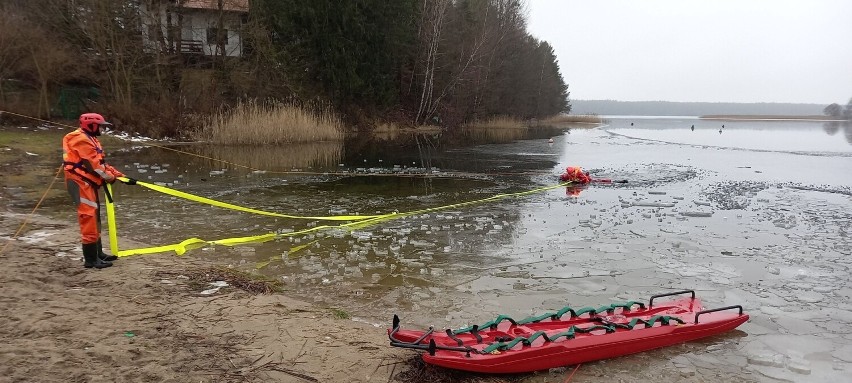 Działania na lodzie wymagają specjalistycznego sprzętu i...